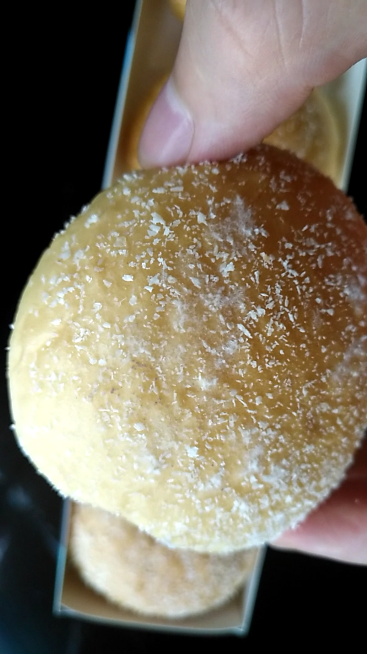 朋友昨天美团买了某家的面包,全部发霉,现在还在拉